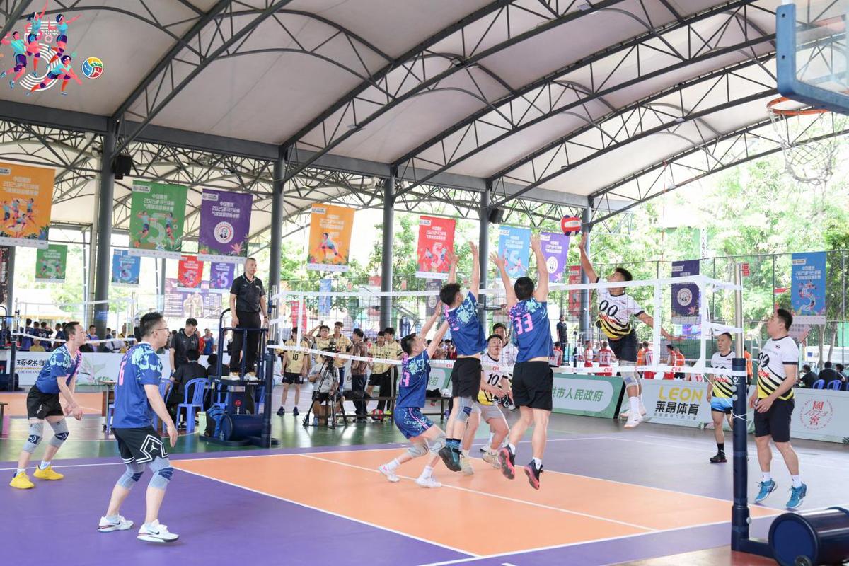 一河南球迷三轮车骑行19天，从郑州前往苏州观看足协杯决赛